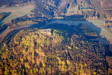 Ruine und Mauerreste der ehemaligen Burganlage und Feste Burgruine Lindelbrunn on an indian summer hill in Vorderweidenthal im Bundesland Rheinland-Pfalz, Deutschland