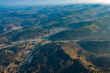 Hinterweidenthal im Bundesland Rheinland-Pfalz, Deutschland aus der Drohnenperspektive