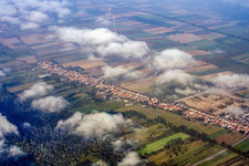 Saarstraße unter tiefen Wolken in Kandel im Bundesland Rheinland-Pfalz, Deutschland