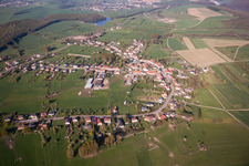 Dorf - Ansicht am Rande von landwirtschaftlichen Feldern und Nutzflächen in Macheren in Grand Est im Bundesland Moselle, Frankreich