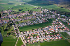 Schrägluftbild von Villers-la-Montagne im Bundesland Meurthe-et-Moselle, Frankreich