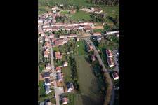 Luftaufnahme von Dorf - Ansicht am Rande von landwirtschaftlichen Feldern und Nutzflächen in Charency-Vezin in Grand Est im Bundesland Meurthe-et-Moselle, Frankreich