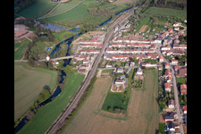 Schrägluftbild von Dorf - Ansicht am Rande von landwirtschaftlichen Feldern und Nutzflächen in Charency-Vezin in Grand Est im Bundesland Meurthe-et-Moselle, Frankreich
