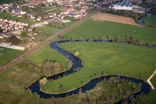 Luftbild von Schleifen des Fluß Chiers in Blagny im Bundesland Ardennes, Frankreich