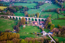 Viadukt des Bahn- Brückenbauwerk zur Streckenführung der Bahn- Gleise über den Flußverlauf des Le Ton in Origny-en-Thiérache in Hauts-de-France im Bundesland Aisne, Frankreich