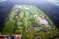 Luftaufnahme von Gelände des Golfplatz Golfanlage Landgut Dreihof in Essingen im Bundesland Rheinland-Pfalz, Deutschland
