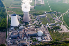 Schrägluftbild von Dampfsäule über dem Kühlturm des AKW Kernkraftwerk der EnBW Kernkraft GmbH auf der Rheinschanzinsel am Rhein in Philippsburg im Bundesland Baden-Württemberg, Deutschland