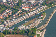 Luftaufnahme von Wohnbebauung am Ufer des ehemaligen Hafenbeckens am Rhein Hafenstraße gegenüber von Sea-Live in Speyer im Bundesland Rheinland-Pfalz, Deutschland
