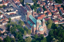 Luftaufnahme von Kirchengebäude des Domes in der Altstadt in Speyer im Bundesland Rheinland-Pfalz, Deutschland