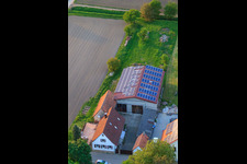 Stoffhalle Kissenzauber in der Brehmstr im Ortsteil Minderslachen in Kandel im Bundesland Rheinland-Pfalz, Deutschland von einer Drohne aus