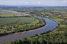 Luftaufnahme von Knie des River Severn near Oakle Street im Bundesland England, Großbritanien