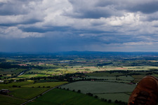 Regenwolken links voraus in Ripple im Bundesland England, Großbritanien
