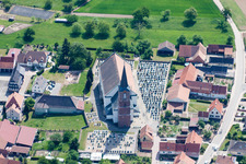 Luftaufnahme von Kirchengebäude im Dorfkern in Schleithal in Grand Est im Bundesland Bas-Rhin, Frankreich