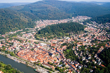 Schrägluftbild von Ortskern am Uferbereich des Neckar - Flußverlaufes in Eberbach im Bundesland Baden-Württemberg, Deutschland