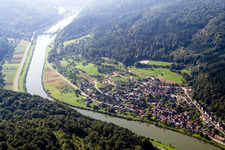 Luftbild von Dorfkern an den Fluß- Uferbereichen des Neckar im Ortsteil Rockenau in Eberbach im Bundesland Baden-Württemberg, Deutschland