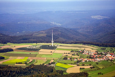 Schrägluftbild von Fernmeldeturm- Bauwerk und Fernsehturm Katzenbuckel im Ortsteil Reisenbach in Mudau im Bundesland Baden-Württemberg, Deutschland