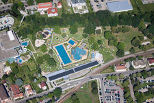 Badegäste auf den Liegewiesen am Schwimmbecken des Freibades Albgau Freibad in Ettlingen im Bundesland Baden-Württemberg, Deutschland