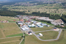 Gebäude und Produktionshallen auf dem Werksgelände corthum Nordschwarzwald GmbH - corthum Erdenwerk im Ortsteil Pfaffenrot in Marxzell im Bundesland Baden-Württemberg, Deutschland vom Flugzeug aus