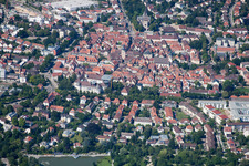 Schrägluftbild von Altstadt in Ettlingen im Bundesland Baden-Württemberg, Deutschland