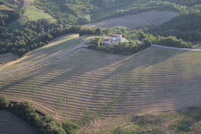 Schrägluftbild von Fratte Rosa im Bundesland Pesaro und Urbino, Italien