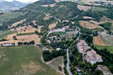 Ortsansicht der Straßen und Häuser von Monterolo in Marche in Pergola im Bundesland Pesaro und Urbino, Italien