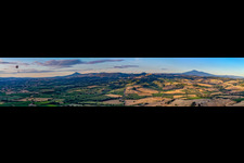 Panorama - Perspektive mit Gleitschirm der Gipfel in der Felsen- und Berglandschaft in Montepulciano in Toskana im Bundesland Siena, Italien