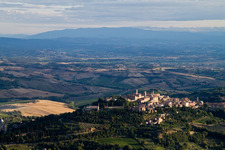 Altstadtbereich und Innenstadtzentrum in Montepulciano in Toscana. Montepulciano und die tonerdigen Hügel Valiano, Abbadia di Montepulciano, Sant´Albino, Argiano, San Gavino und Gracciano am Rande der Flachebene sind das Weinanbaugebiet des noblen Weins von Montepulciano im Bundesland Siena, Italien