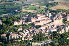Montepulciano im Bundesland Siena, Italien von oben gesehen