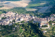 Montepulciano im Bundesland Siena, Italien aus der Vogelperspektive