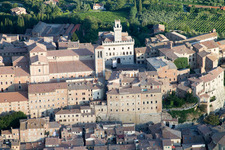 Montepulciano im Bundesland Siena, Italien aus der Luft betrachtet