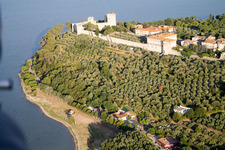 Castiglione del Lago im Bundesland Umbria, Italien von oben