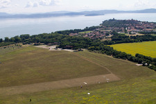 Castiglione del lago im Bundesland Umbria, Italien vom Flugzeug aus
