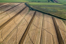 Abgeerntete Kornfeld-Strukturen Landschaft auf einem Getreidefeld in Anatraia in Castiglion Fiorentino im Bundesland Arezzo, Italien