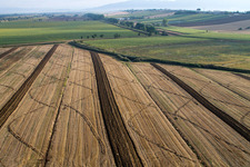 Luftbild von Abgeerntete Kornfeld-Strukturen Landschaft auf einem Getreidefeld in Anatraia in Castiglion Fiorentino im Bundesland Arezzo, Italien