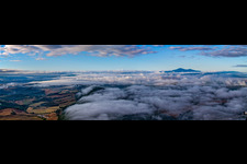 Panorama des Sonnenaufgang über Wolken und der Landschaft mit Gleitschirmpiloten in Montepulciano in Toscana im Bundesland Siena, Italien
