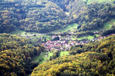 Dorfansicht im Klinbachtal von Nordosten in Münchweiler am Klingbach im Bundesland Rheinland-Pfalz, Deutschland