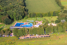 Waldschwimmbad Kandel mit vollen Liegewiesen und Becken im Bundesland Rheinland-Pfalz, Deutschland