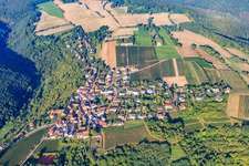 Luftaufnahme von Winzerdorf auf der Höhe des Haardtrand des Pfälzerwalds im Morgenlicht in Battenberg im Bundesland Rheinland-Pfalz, Deutschland