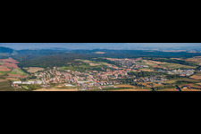 Panorama Perspektive Ortsansicht der Straßen und Häuser der Wohngebiete in Kirchheimbolanden im Bundesland Rheinland-Pfalz, Deutschland