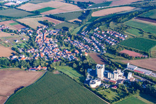 Ortsansicht der Straßen und Häuser der Wohngebiete in Bischheim im Bundesland Rheinland-Pfalz, Deutschland
