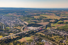 Streckenführung und Fahrspuren im Verlauf der Autobahn- Brücke der BAB A61 in Bad Neuenahr-Ahrweiler im Bundesland Rheinland-Pfalz, Deutschland