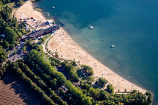 Massenandrang von Badegästen am Strand und den Uferbereichen des Sees Düren-Gürzenich in Düren im Bundesland Nordrhein-Westfalen, Deutschland