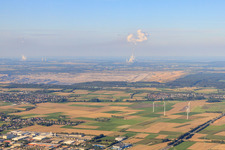 Tagebau Hambach zwischen Windpark und Braunkohle Kraftwerk im Ortsteil Oberzier in Niederzier im Bundesland Nordrhein-Westfalen, Deutschland