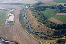 Bagger- Förderbrücke im Flöz des Abbaugebietes und der Abraum- Flächen im Braunkohle - Tagebau in Inden im Bundesland Nordrhein-Westfalen, Deutschland von oben
