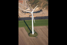 Windkraftanlage im Westen im Ortsteil Holzweiler in Erkelenz im Bundesland Nordrhein-Westfalen, Deutschland