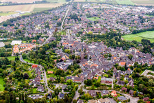 Ortsansicht der Straßen und Häuser der Wohngebiete in Wachtendonk im Bundesland Nordrhein-Westfalen, Deutschland