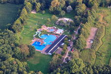 Waldschwimmbad am Abend in Kandel im Bundesland Rheinland-Pfalz, Deutschland