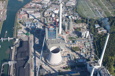 Kraftwerksanlagen des Blockheizkraftwerkes - regionalen Heizkraftwerkes der ENBW AG am Rheinhafen im Ortsteil Daxlanden in Karlsruhe im Bundesland Baden-Württemberg, Deutschland