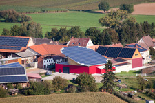 Schrägluftbild von Drehbare Photovoltaikanlage auf einem Stall im Ortsteil Deutschhof in Kapellen-Drusweiler im Bundesland Rheinland-Pfalz, Deutschland