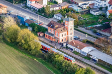 Bahnhofsgebäude und Gleisanlagen des S-Bahnhofes Rülzheim in Rülzheim im Bundesland Rheinland-Pfalz, Deutschland